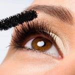 Applying Mascara1 - Ta chick