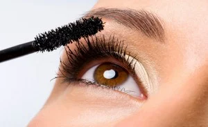 TUDO SOBRE MÁSCARAS DE CÍLIOS 28 Applying-Mascara1