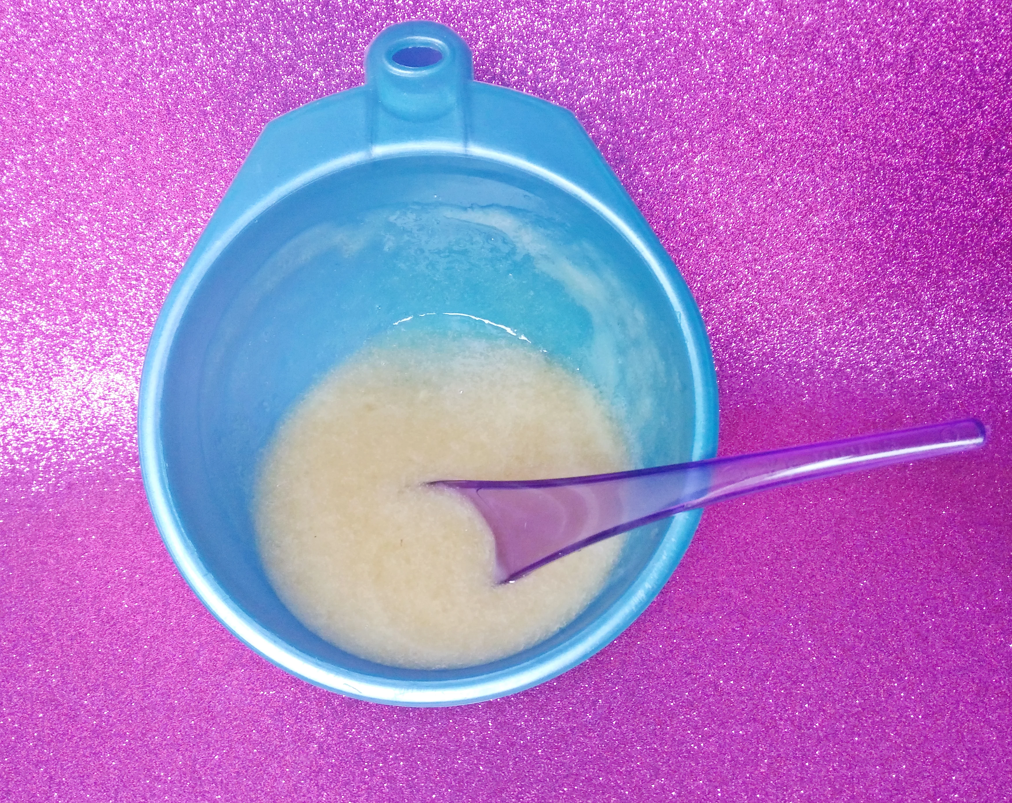 Mistura de ingredientes da Hidratação caseira com Açucar Mistura de ingredientes da Hidratação Caseira com Açúcar