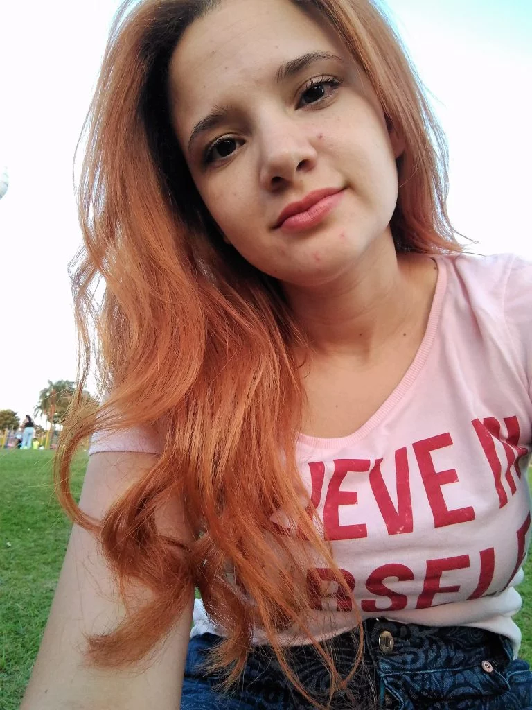 Cor no cabelo pranchado e na luz do sol Cor no cabelo pranchado e na luz do sol