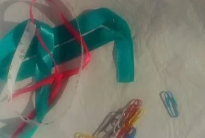 fitas de cetim e clipes de papel fitas de cetim e clipes de papel