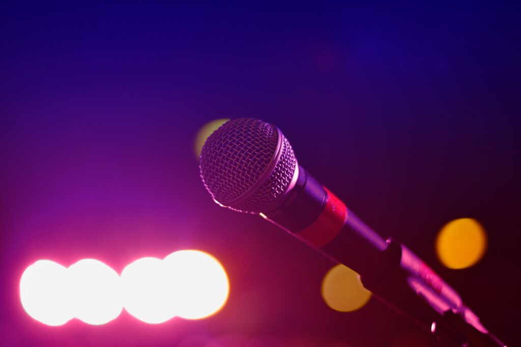30 coisas para fazer antes dos 30: inspire-se e aproveite essa fase da vida! 30 karaoke antes dos 30 e depois tambem - Ta chick
