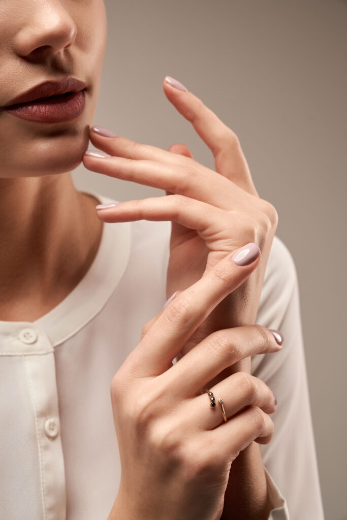 Desvendando a Elegância das Unhas Curtas 28 mulher com unhas curtas e elegantes